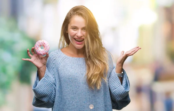 Junge Schöne Blonde Frau Isst Süßen Donut Vor Isoliertem Hintergrund — Stockfoto