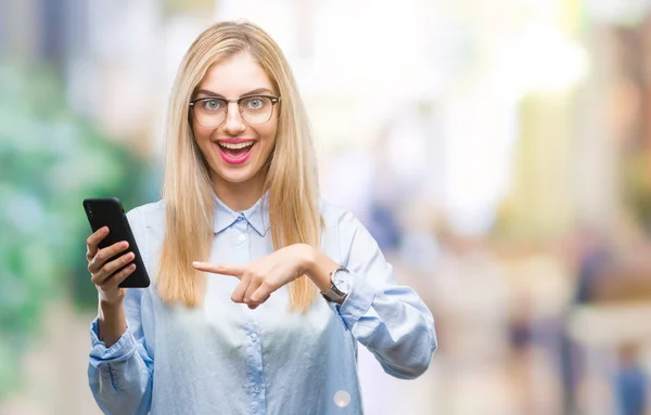 Joven Mujer Negocios Rubia Hermosa Usando Teléfono Inteligente Sobre Fondo —  Fotos de Stock