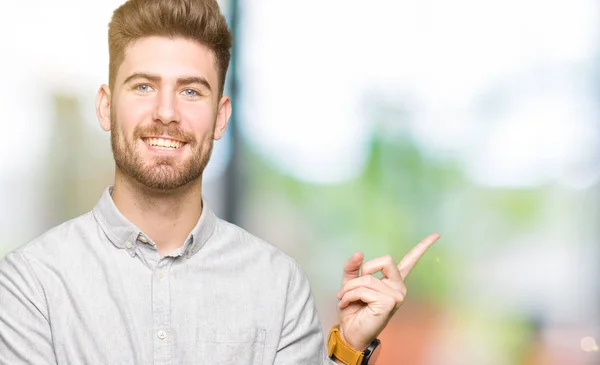 Junger Gutaussehender Mann Lässigem Hemd Mit Einem Breiten Lächeln Gesicht — Stockfoto