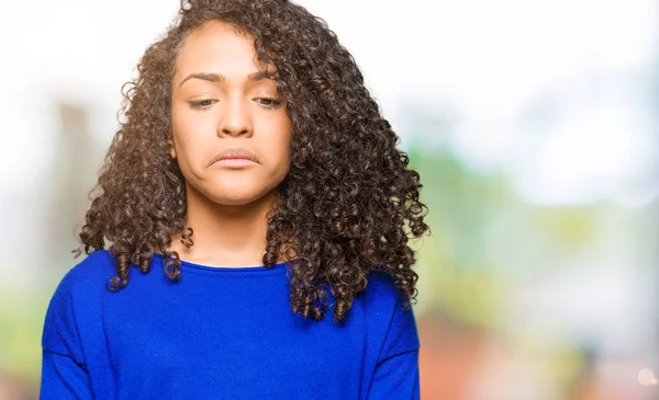 Mulher Bonita Nova Com Cabelo Encaracolado Usando Suéter Inverno Deprimido — Fotografia de Stock