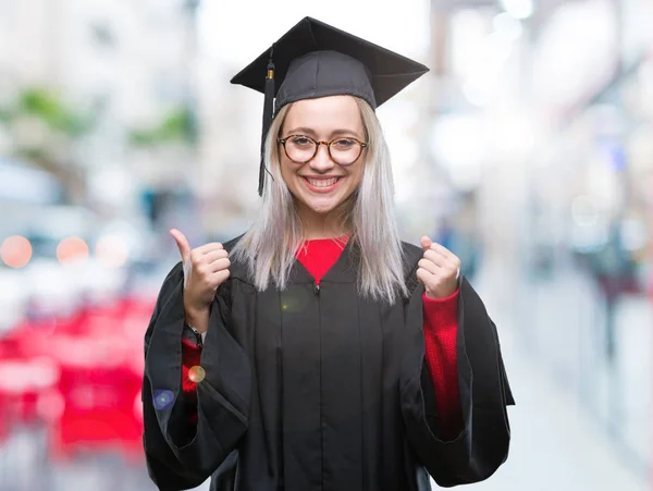 Jovem Loira Vestindo Uniforme Pós Graduação Sobre Fundo Isolado Animado — Fotografia de Stock