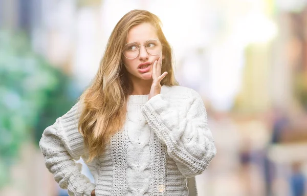 Joven Mujer Rubia Hermosa Con Suéter Invierno Gafas Sol Sobre — Foto de Stock