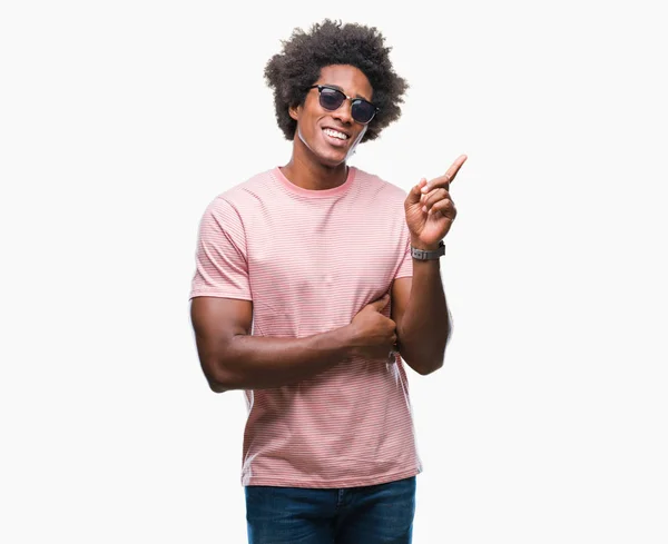 美国黑人男子戴着太阳镜在孤立的背景下 脸上带着微笑 用手和手指指着侧面看着相机 — 图库照片