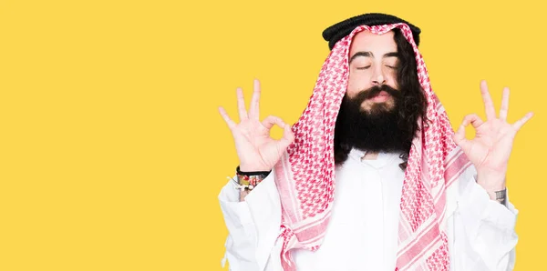 Pebisnis Arab Dengan Rambut Panjang Mengenakan Syal Tradisional Keffiyeh Santai — Stok Foto