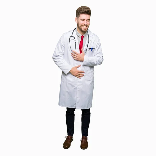 Ung Snygg Läkare Man Klädd Medicinsk Coat Leende Och Skrattar — Stockfoto