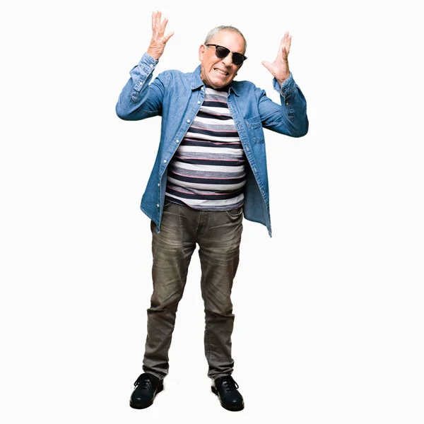 Stilig Senior Man Klädd Denim Jacka Och Solglasögon Galen Och — Stockfoto