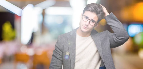 Joven Hombre Negocios Con Gafas Sobre Fondo Aislado Confundir Preguntarse —  Fotos de Stock