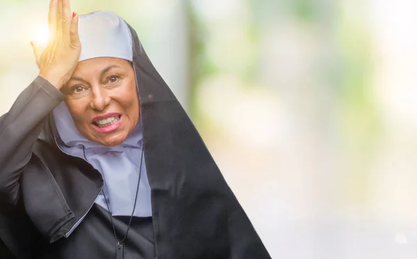 Старшая Христианская Католичка Среднего Возраста Женщина Монахиня Находящаяся Изоляции Удивлена — стоковое фото