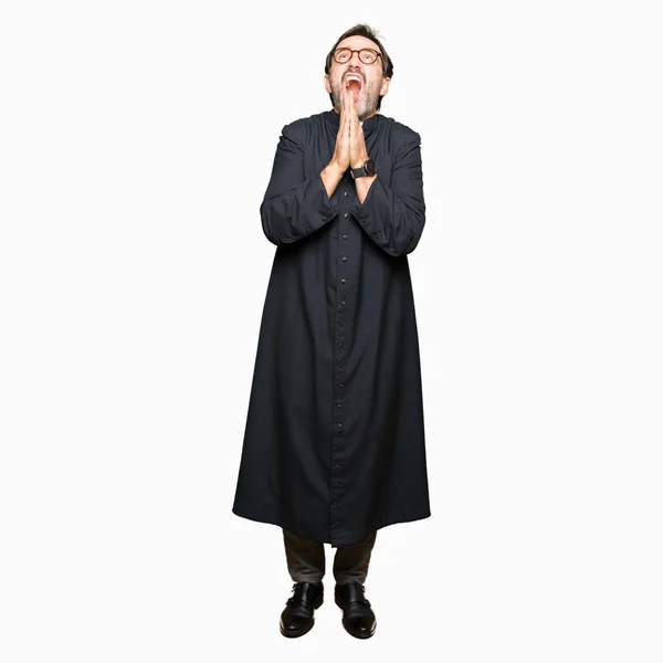 Středním Věku Kněz Muž Katolické Roucho Prosit Modlit Rukama Naděje — Stock fotografie