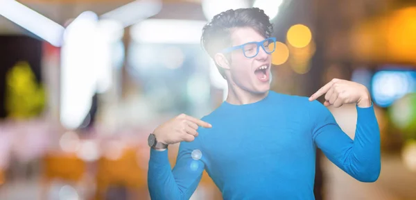 Jonge Knappe Man Blauw Bril Geïsoleerde Achtergrond Zoek Vertrouwen Met — Stockfoto