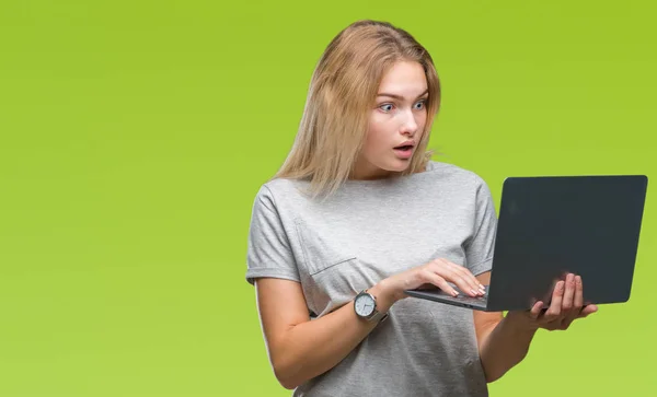 Mujer Joven Caucásica Usando Computadora Portátil Sobre Fondo Aislado Asustado —  Fotos de Stock