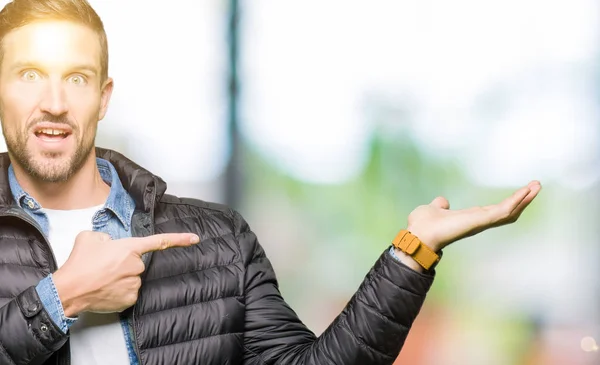 Knappe Man Dragen Winterjas Verbaasd Lachend Naar Camera Tijdens Het — Stockfoto