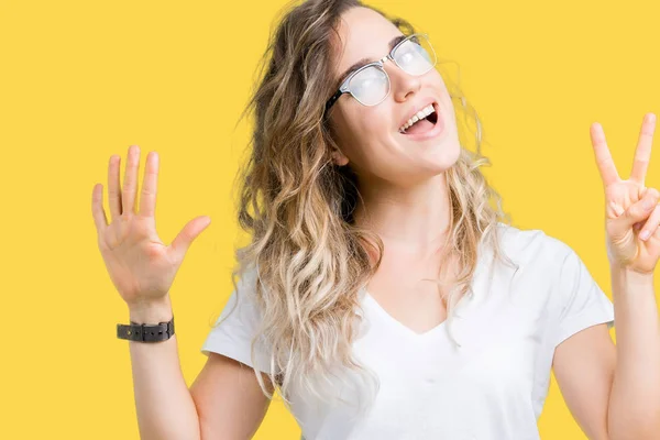 Linda Jovem Loira Usando Óculos Sobre Fundo Isolado Mostrando Apontando — Fotografia de Stock