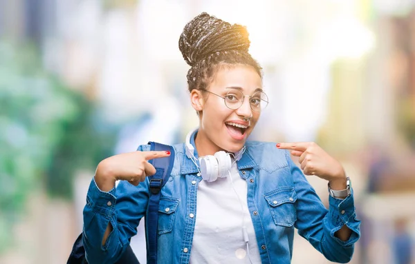 Ung Flätat Hår Afroamerikanska Student Tjej Bär Ryggsäck Över Isolerade — Stockfoto