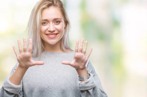 Mladá Blond Žena Izolované Pozadí Zobrazení Ukázal Prsty Desítka Zatímco — Stock fotografie