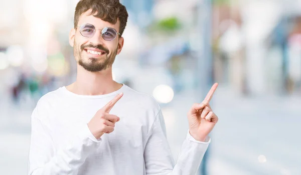 Junger Schöner Mann Mit Sonnenbrille Über Isoliertem Hintergrund Lächelnd Und — Stockfoto