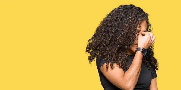 Giovane Bella Donna Con Capelli Ricci Stanco Sfregamento Naso Gli — Foto Stock