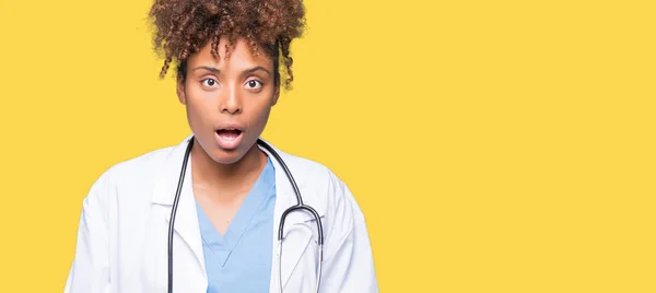 Joven Afroamericana Médico Mujer Sobre Aislado Fondo Miedo Shocked Con — Foto de Stock