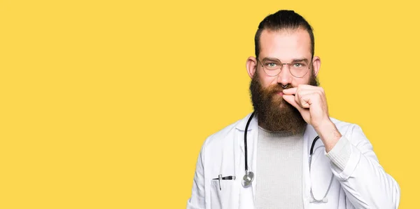 Giovane Medico Biondo Uomo Con Barba Indossa Cappotto Medico Bocca — Foto Stock