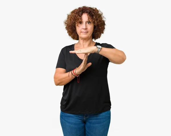 Hermosa Mujer Mediana Edad Ager Sobre Fondo Aislado Haciendo Tiempo — Foto de Stock