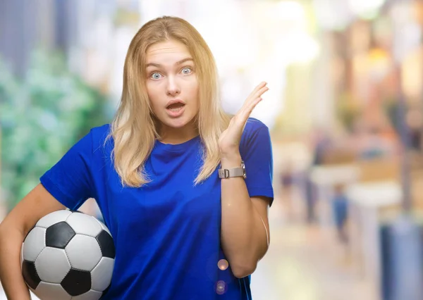 Junge Kaukasische Frau Hält Fußball Über Isoliertem Hintergrund Sehr Glücklich — Stockfoto