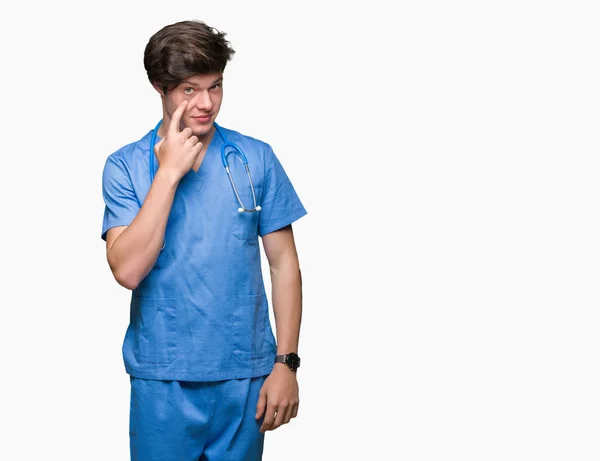 Mladý Doktor Nosí Uniformu Zdravotní Izolované Pozadí Směřující Očí Pozoroval — Stock fotografie