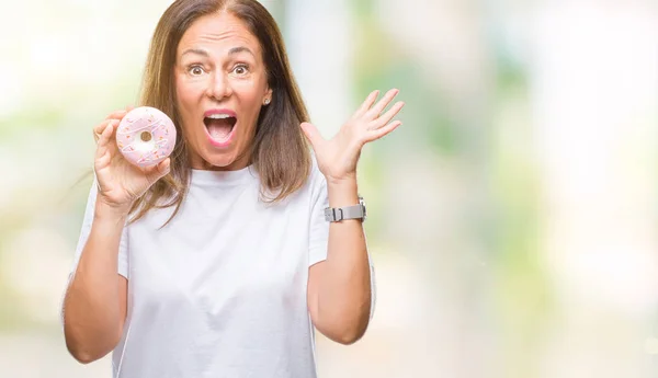 Medioevo Donna Ispanica Mangiare Ciambella Rosa Sfondo Isolato Molto Felice — Foto Stock