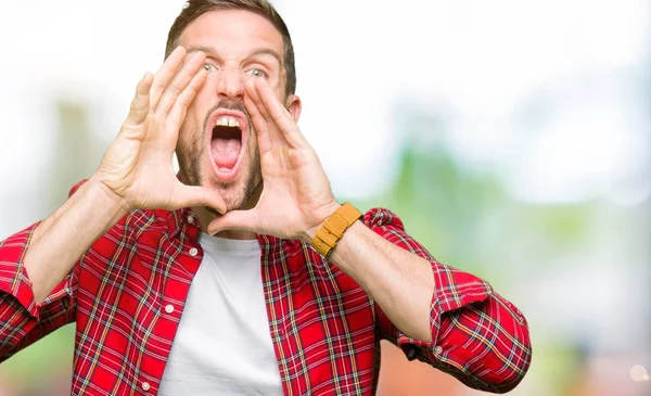 Beau Homme Portant Une Chemise Décontractée Criant Colère Haute Voix — Photo