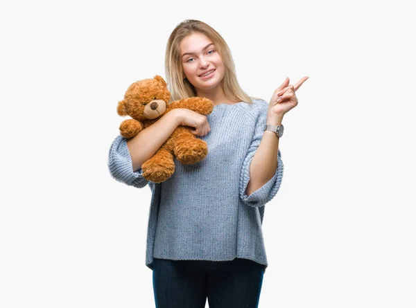 Mladá Kavkazský Žena Držící Roztomilý Medvídek Izolované Pozadí Velmi Šťastný — Stock fotografie