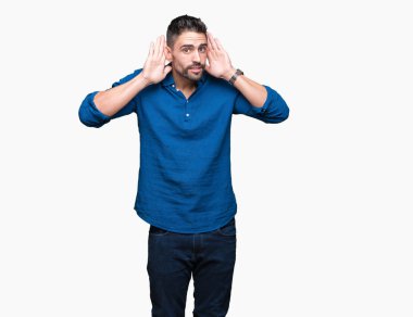 Yakışıklı delikanlı kulak jest, dedikodu için meraklı her iki ellerde dinliyoruz izole arka plan üzerinde. İşitme sorunu, sağır