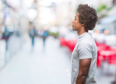 İzole arka tarafına, seyir üzerinde Afro Amerikalı adam sakin ol kendine güvenen gülümseme ile doğal yüz pozuyla profili.