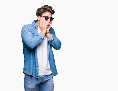 Yüz, depresyon ve üzüntü, kapsayan izole arka plan yorgun eller üzerinde güneş gözlüğü takmış genç yakışıklı adam üzgün ve sorun için tahriş