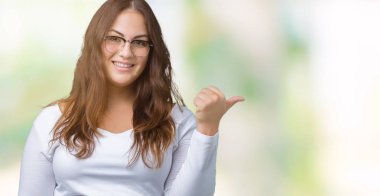 Güzel seyir ve başparmak yanında yukarıyı mutlu yüz ile gülümseyen izole arka plan boyutu genç kadın artı.