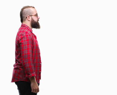 Genç beyaz hipster adam gözlük izole arka tarafına, seyir üzerinde dinlenmek doğal yüz emin gülümseme ile pozuyla profili.