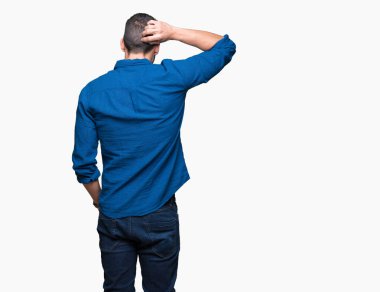 İzole arka plan geriye düşünme hakkında şüphe ile baş taraftan genç yakışıklı adam