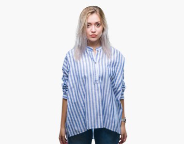 Genç Sarışın kadın yüzünde ciddi bir ifade ile izole arka plan yüzünden. Basit ve doğal kameraya bakıyor.