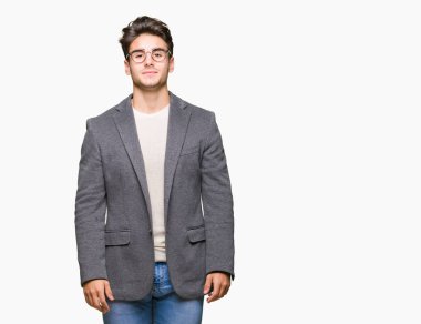 Üzerinde gözlük takan genç iş adamı arka plan gevşek yüzünde ciddi bir ifade ile izole. Basit ve doğal kameraya bakıyor.