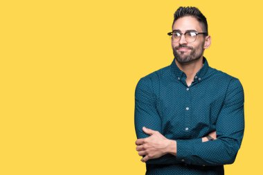 Görünümlü yan ve dik dik bakma uzağa düşünce gülümseyen izole arka plan üzerinde gözlüklü genç yakışıklı iş adamı.