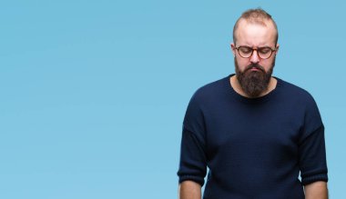 Depresif izole arka plan üzerinde güneş gözlüğü ve sıkıntı, endişe giyen genç beyaz hipster adam kızgın ve korkmuş ağlıyor. Üzgün ifade.