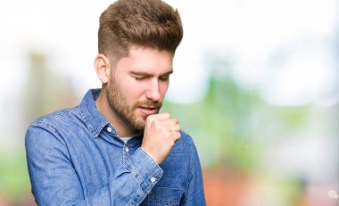 Soğuk veya bronşit için Casual denim gömlek hissi hasta ve öksürük semptom olarak takmış genç yakışıklı sarışın adam. Sağlık kavramı.