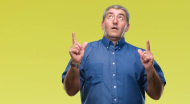 Yakışıklı komuta sizde izole arka plan üzerinden hayran ve yukarıya bakıp parmakları ile işaret şaşırttı ve silah kaldırdı.