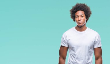 Yüzünde ciddi bir ifade ile izole arka plan üzerinde Afro Amerikalı adam. Basit ve doğal kameraya bakıyor.