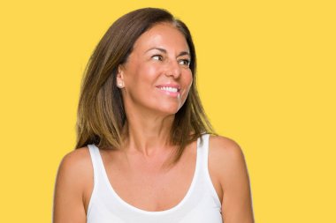 Güzel orta yaş rahat yetişkin kadın yüzünden arka plan uzak tarafına gülümseme ile yüzünde, doğal ifade arıyorum izole. Kendine güvenen gülüyor.