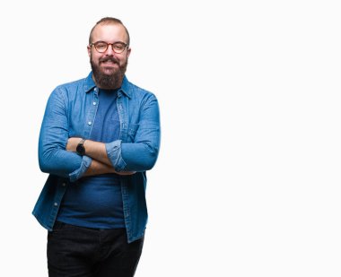 İzole arka plan mutlu yüz ile gülümseyen üzerinde gözlük takan Genç beyaz hipster adam kameraya seyir silah geçti. Olumlu bir kişi.