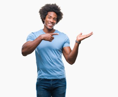 İzole edilmiş arka planda yaşayan Afro-Amerikalı adam kameraya hayret ediyor ve gülümsüyor..