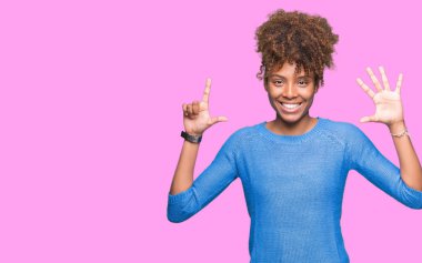 Güzel genç Afro-Amerikan kadın gösterilen ve parmakları ile işaret izole arka plan yüzünden kendinden emin ve mutlu gülümseyerek süre yedi numara.