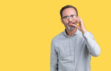 Arka plan ağız içinde gözlük takan yakışıklı orta yaş zarif komuta sizde izole ve parmak ile ZIP olarak Dudaklarını kapa. Gizli ve sessiz, tabu söz