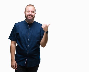 Genç beyaz hipster adam arıyor ve başparmak yanında yukarıyı mutlu yüz ile gülümseyen izole arka plan.