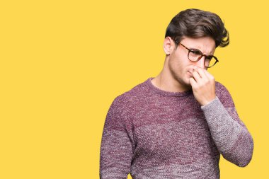 Gözlük takan bir şey pis ve iğrenç kokulu izole arka plan, dayanılmaz koku, holding nefes burun parmaklar ile yakışıklı delikanlı. Kötü kokuyor kavramı.