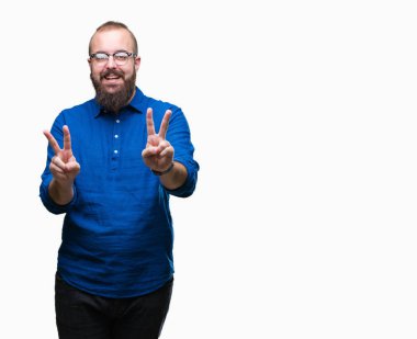 Zafer işareti yapıyor parmak gösterilen kamera seyir gülümseyen izole arka plan üzerinde gözlük takan Genç beyaz hipster adam. İki numaralı.